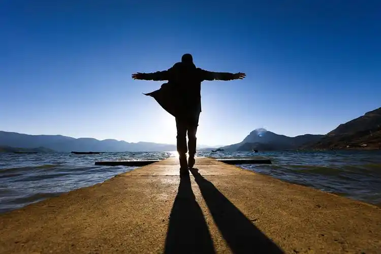 面向大海男人剪影