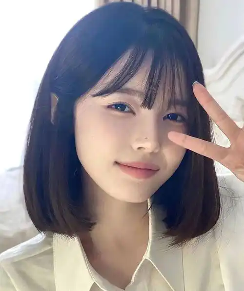 那是因为这款发型,非常的显年轻气质,给人一种能让爱美的女生们,坏浇