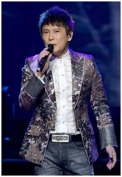 张信哲,那位被誉为情歌大师的人,对于出生在70后和80后的乐迷而言,这