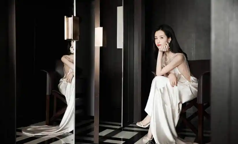 陈都灵一袭白色吊带露背曳地长裙,浅褶裙摆,芳华雅绽_时尚_漂亮_姐姐