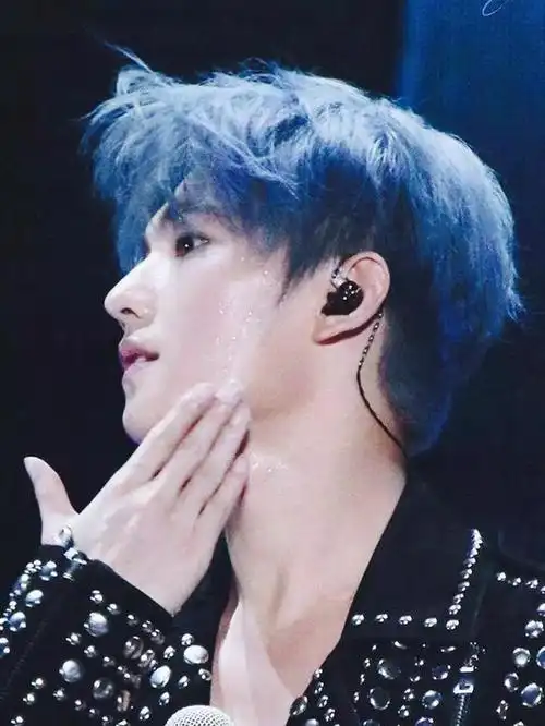 杨洋头发染黑了有点可惜,生日会的灰蓝发色惊艳了