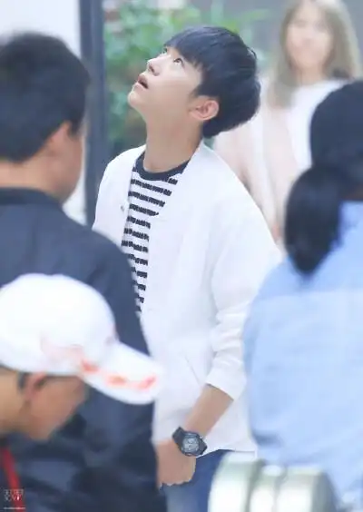 易烊千玺仰头大笑