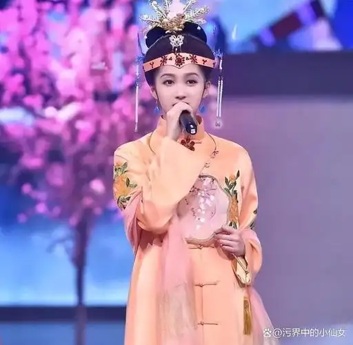 这篇文章讲述了综艺节目《王牌对王牌第八季》中两位明星关晓彤和唐嫣