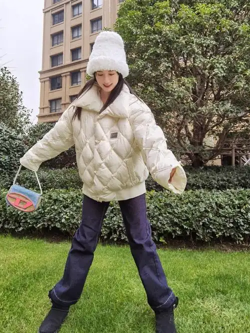 袁冰妍分享日常私服身穿白色菱格羽绒服搭配深色牛仔裤