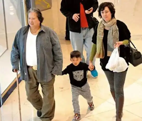 68岁洪金宝减肥成功游泰国,仨儿子与女儿合体露面