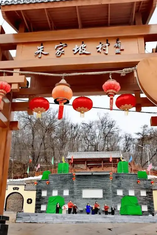 马家堡,吴家堡三个村联合举办的曲子戏和广场舞表演热闹上演