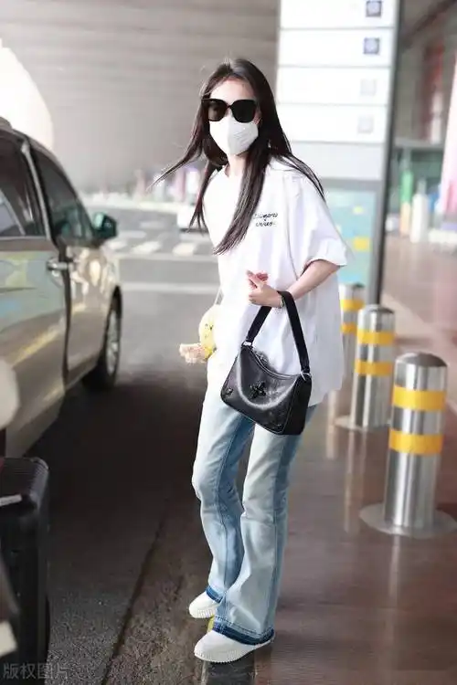 街拍袁冰妍白色t恤牛仔喇叭裤卡通手袋清新可爱