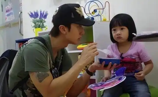 周杰伦也中年危机与昆凌看霉霉演唱会引争议本人发文狗在吠