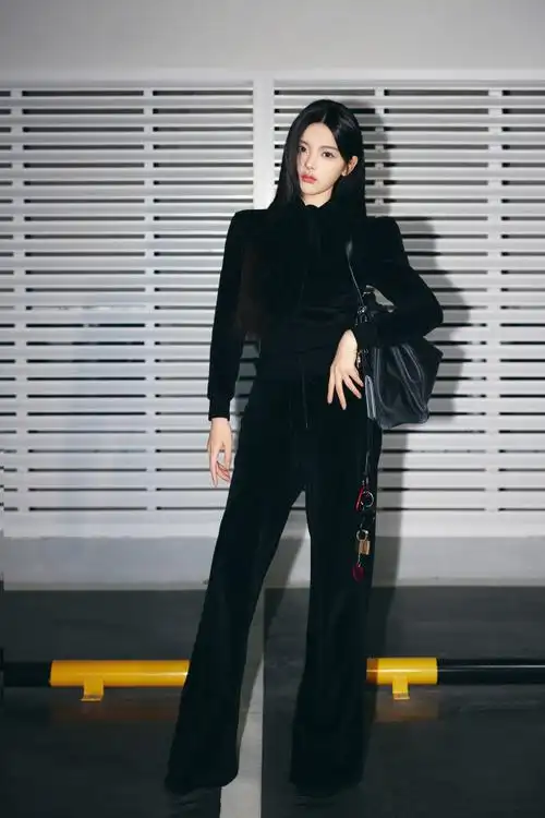 杨超越出发巴黎时装周##hello时装周