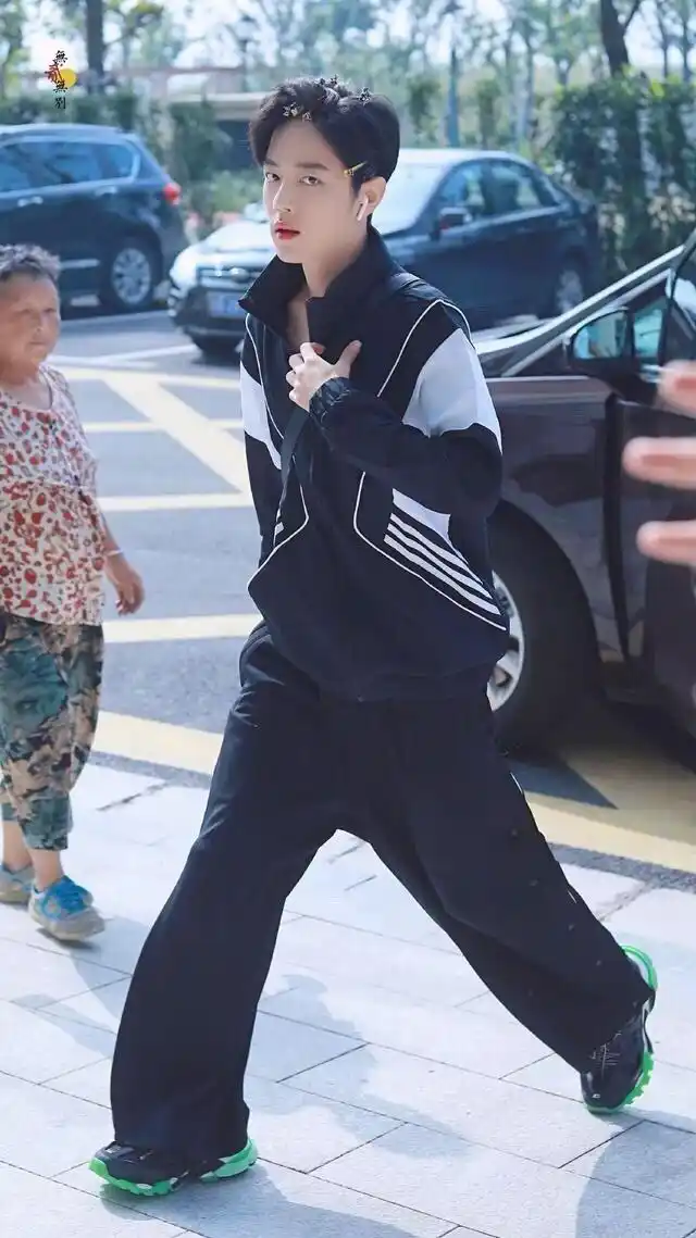 肖战劈叉式走路太抢镜了,强化骨骼力量的"大步幅步行法"请收下