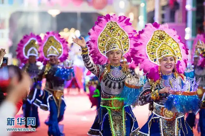 澳门举行花车巡游和烟花表演迎新春