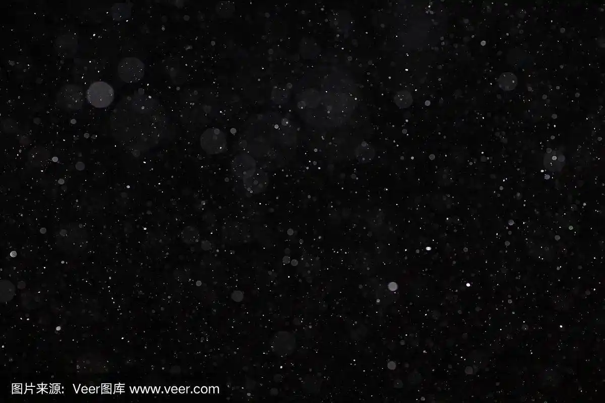 抽象的黑白色雪纹理在黑色背景上叠加