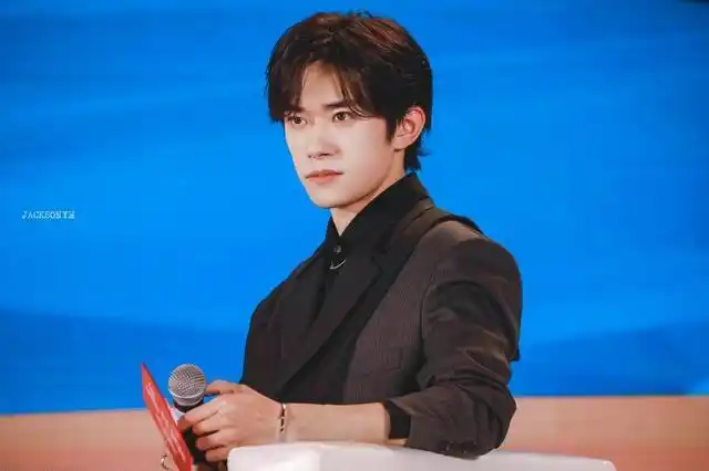 眼含热泪!新鲜的易烊千玺直播全黑造型,粉丝看手舔屏一晚上