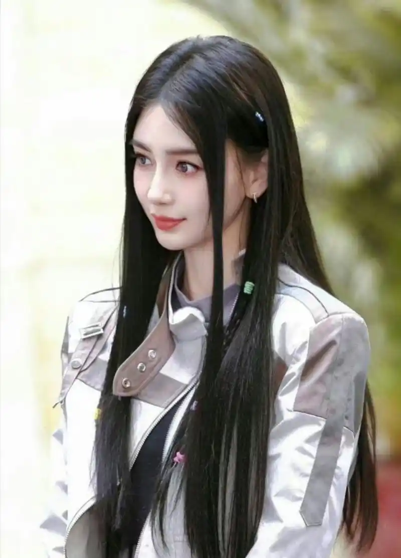 《#奔跑吧# 》angelababy麻花辫披发,这笑容好甜啊!好美!