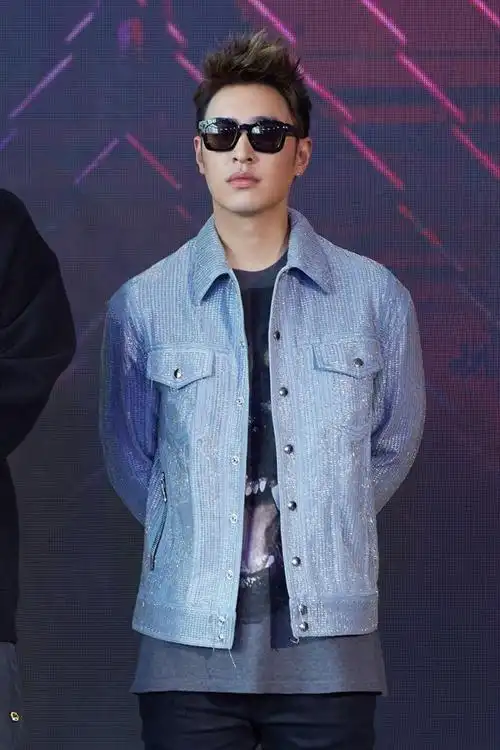 潘玮柏出席节目,穿棒球服阳光少年范十足,42岁毫无"大叔感"