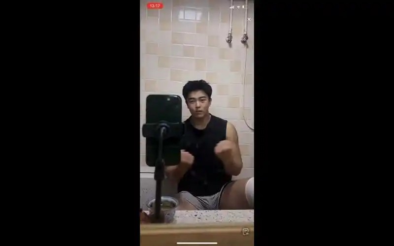 灰裤子大包帅哥直播