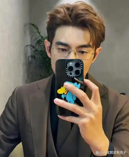 林更新的性感西装造型和自信自拍引发网友的热议