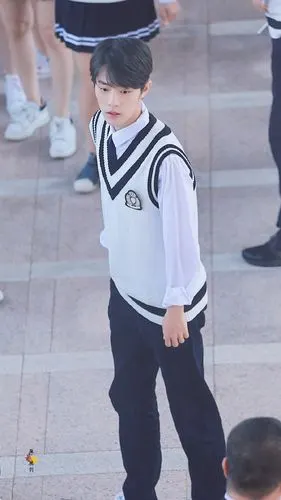 一身学生装的肖战小哥哥手机壁纸