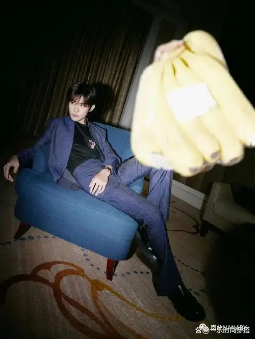 易烊千玺(英文名:yi yangqianxi),出生于2000年11月28日,是中国内地的