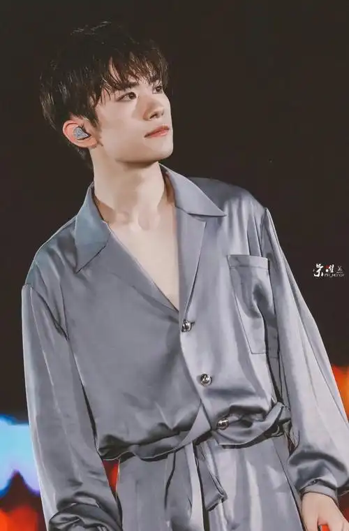 易烊千玺几次为了出演电影理了寸头,要知道一个发型对于一个明星来说