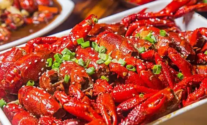 受全球关注的世界杯带火了大陆小龙虾,看足球吃小龙虾