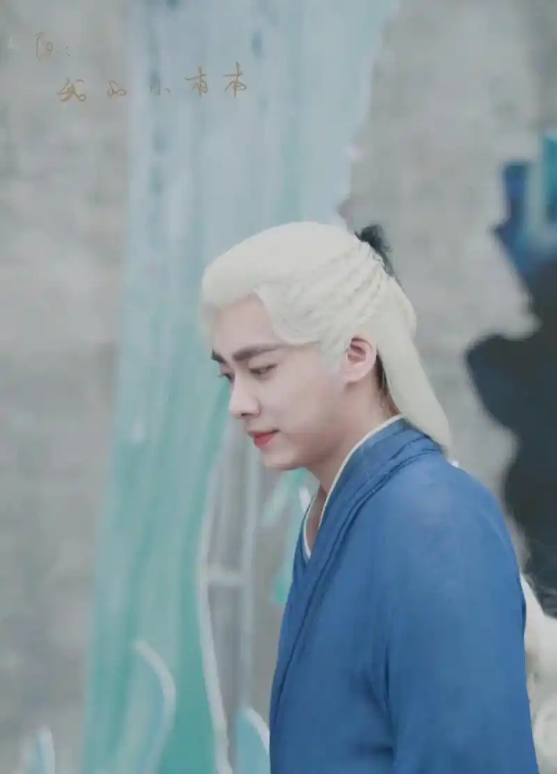 gif创作人#   李易峰白发造型路透 帅哥就是帅哥,这样的全白发长发都