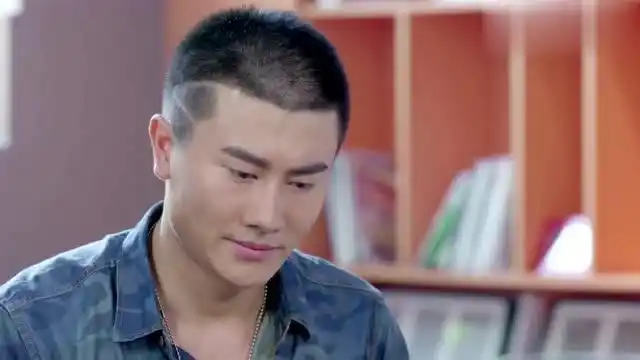 麻辣变形计:没想到硬汉教官秦升,也有柔情一刻,为爱人剥葡萄