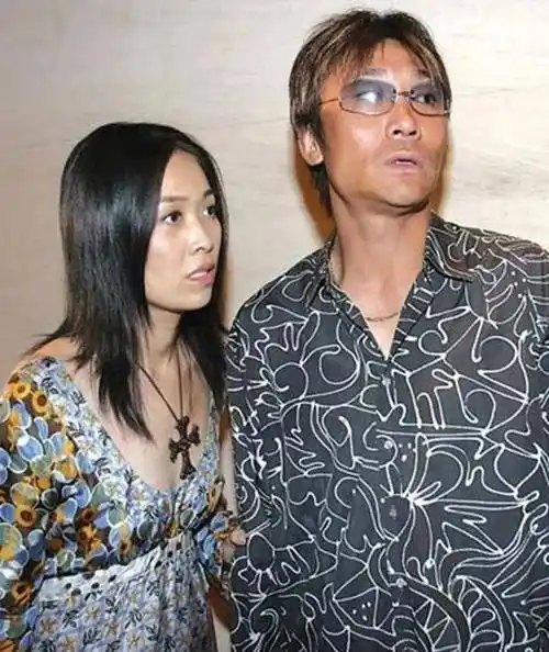 那英携老公女儿现身国外街头!穿旧衣身材消瘦,逛街吃火锅太潇洒