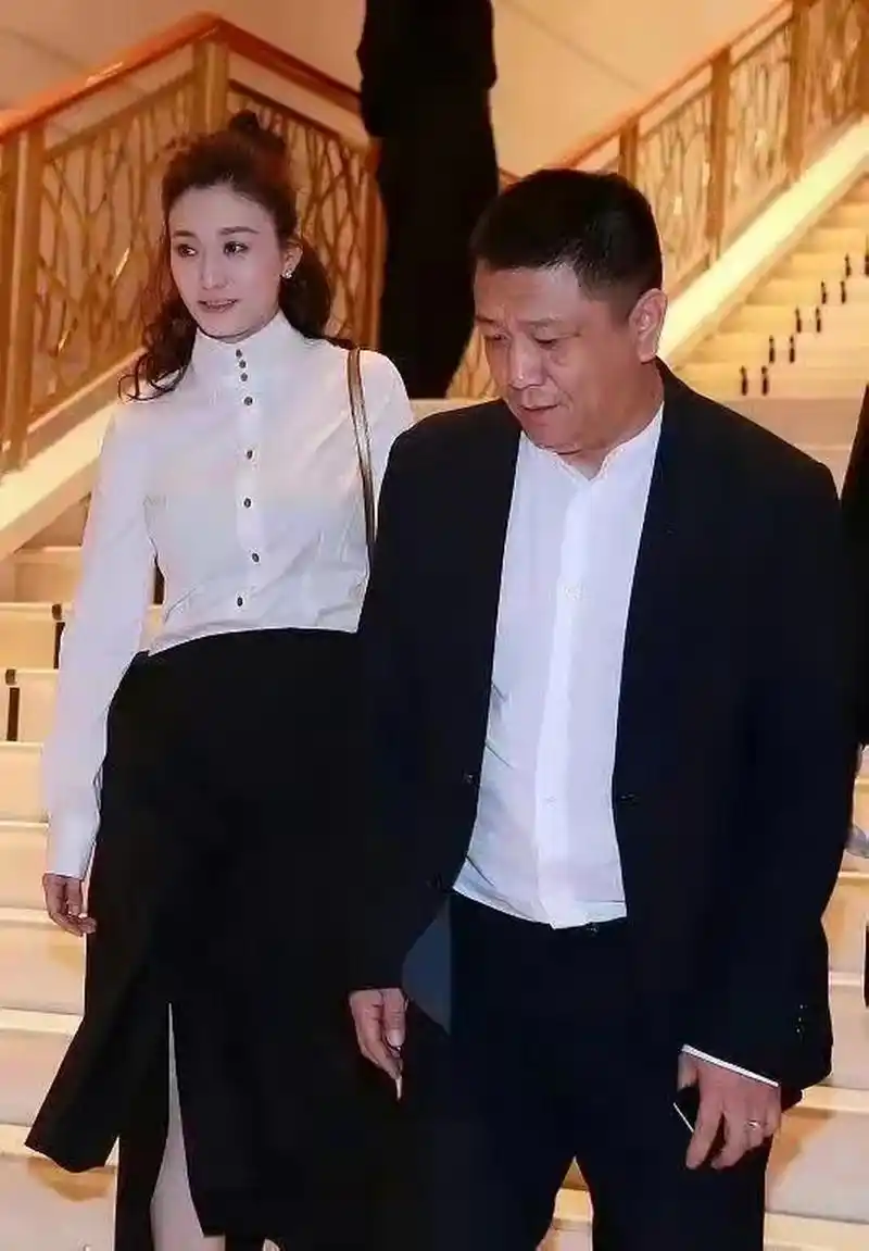 果然嫁对了人,真的能越活越年轻,李小冉与老公徐佳宁一起出席活动时