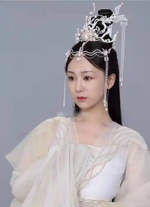 继联合声明后成毅粉丝提前把杨紫在沉香如屑中的高清定妆照曝光用词扎