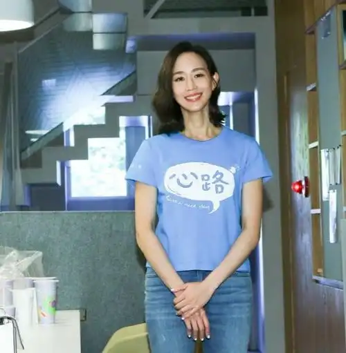 张钧甯出席公益活动清新搭配迷人美少女风