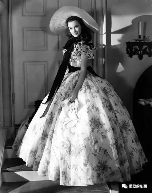 "一一《飘》随后1939年被搬上银幕,由费雯丽和盖博主演并获得10项