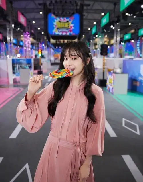 郑爽穿粉色长裙吃棒棒糖俏皮可爱青春灵动少女感满满