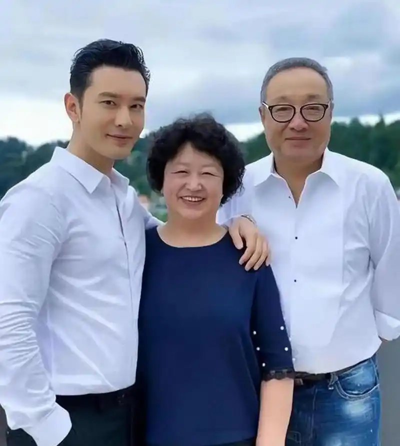 黄晓明和他的父亲都穿着时尚的西装,充满风度,而他的母亲则展现出优雅