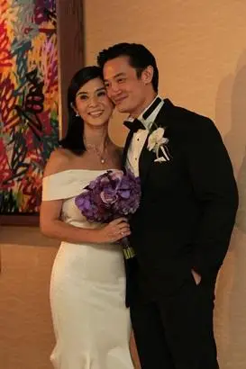 视频:婚宴大秀恩爱 br />杨采妮与老公互吻