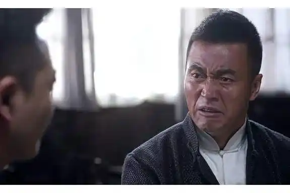 p data-id="tbkbzlfihr4t">老铁是电视剧《蚂蚱》中的角色,由那志东