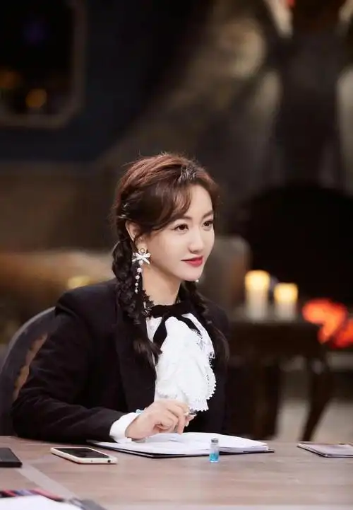 杨蓉是综艺节目《明星大侦探》的常驻嘉宾,已经加盟好几季了,新一季