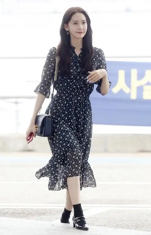 林允儿碎花长裙街拍图片