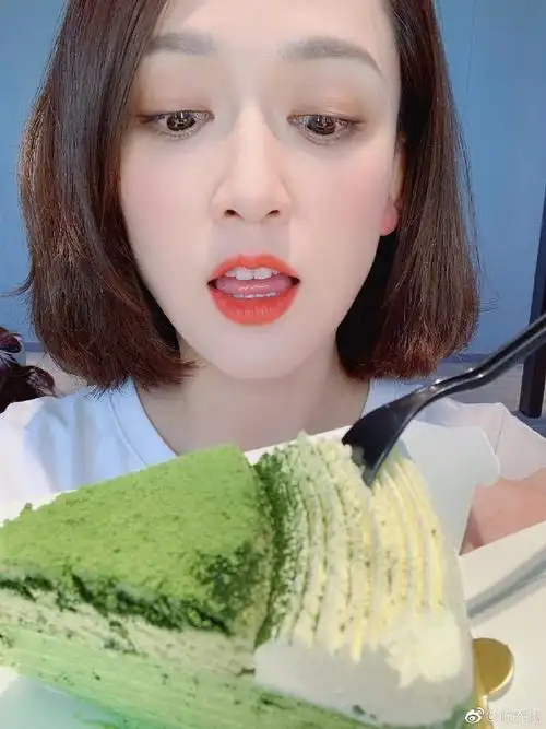 陈乔恩紧盯甜品吐舌表情可爱 短发清爽减龄却暴露发际线