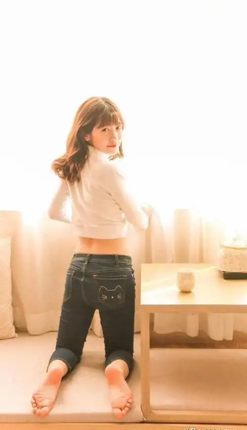 赖美云紧身牛仔裤加上玉足 好喜欢