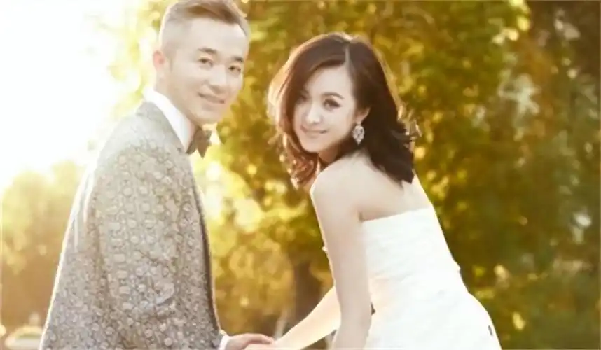 于是在2013年,24岁的王萌萌嫁给了42岁的程雷.