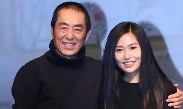 张末目睹父亲张艺谋两次移情我不想母亲的悲剧在自己身上重演