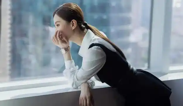 刘诗诗真不愧是辣妈简单白衬衫穿出高级感网友气质太绝