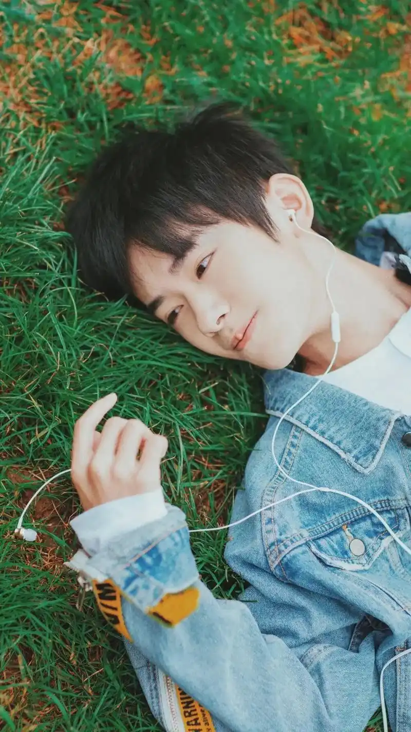 易烊千玺壁纸我在人间贩卖黄昏只为收集时间的温柔去见你