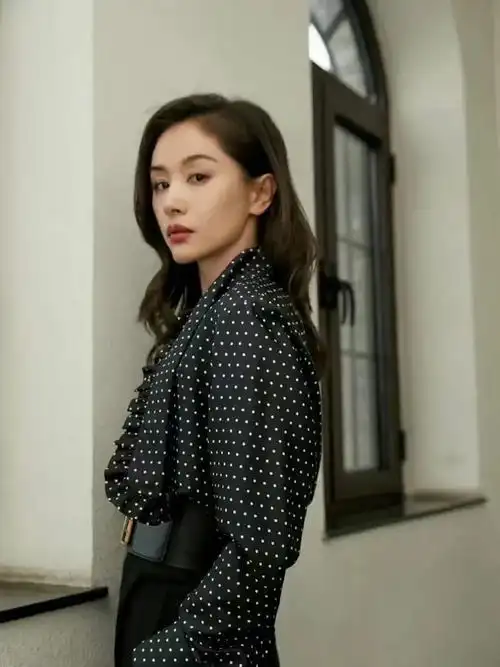 王子文真懂显高技巧波点衬衫配高腰裤一点也不像一米五几的人