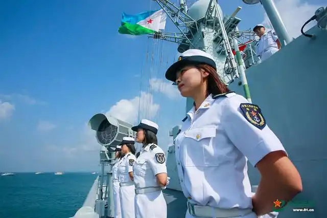 中国海军第二十七批护航编队海口舰靠泊吉布提港补给休整