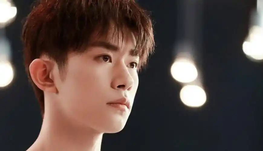 真正亲眼看到易烊千玺觉得非常的素人,甚至还有网友看到这张照片吐槽