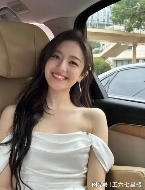 路灯下的仙子李兰迪美照展现高挑身材和迷人侧颜