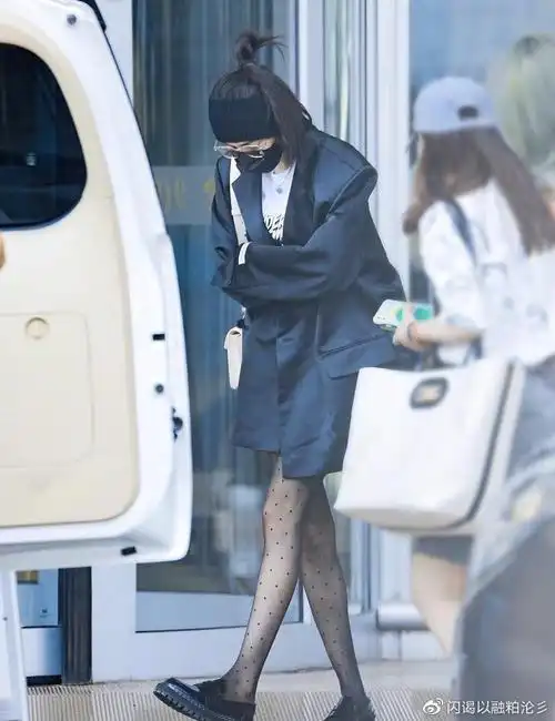 杨幂高马尾百褶裙造型