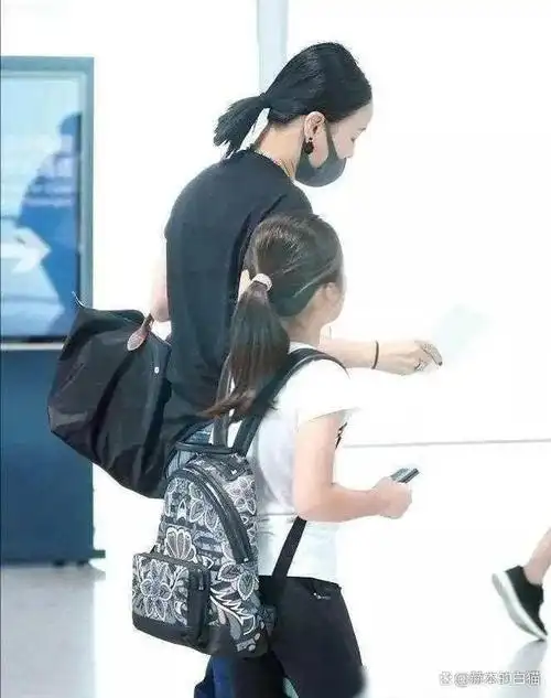 那英一家三口罕见合体走机场女儿甜美可人老公帅气她真老了